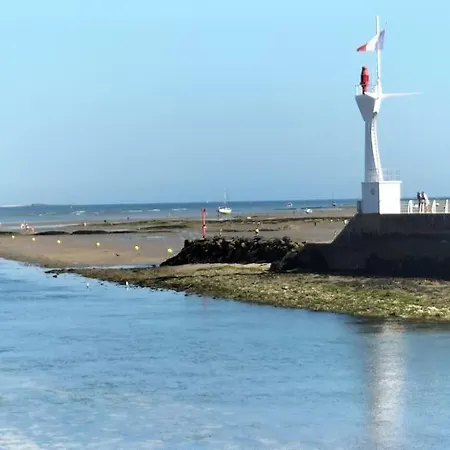 T2, Calme, 38 M2, Plein Centre, A 150 M Du Port.